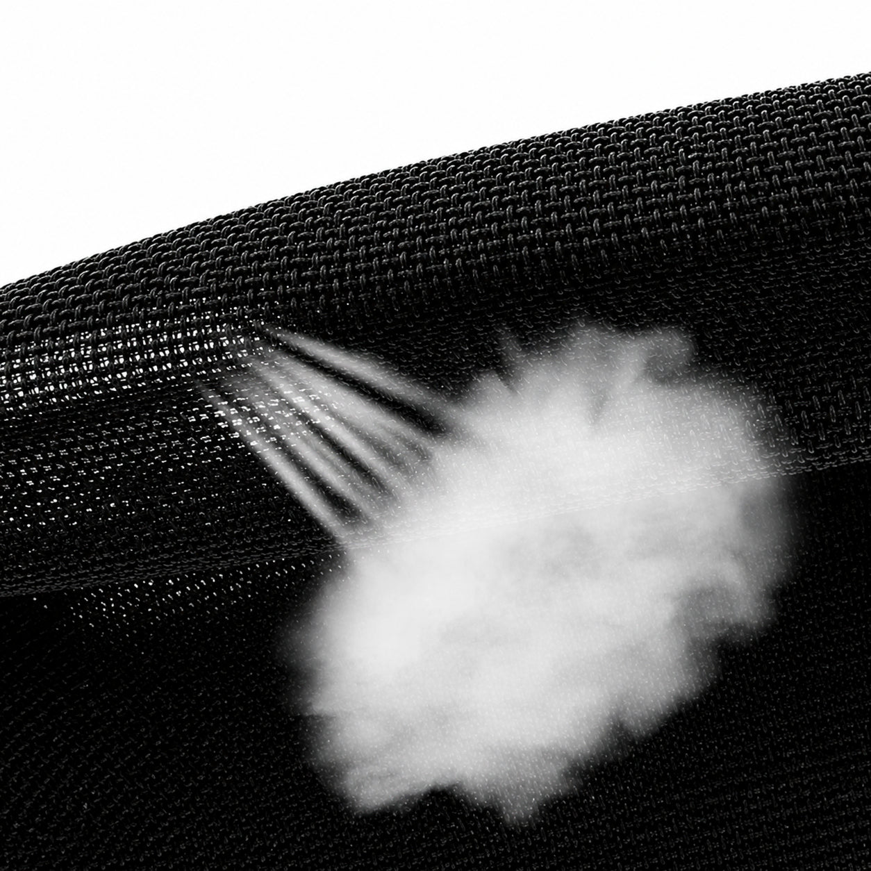 Närbild av det ventilerande och elastiska materialet som släpper igenom luft för ökad komfort