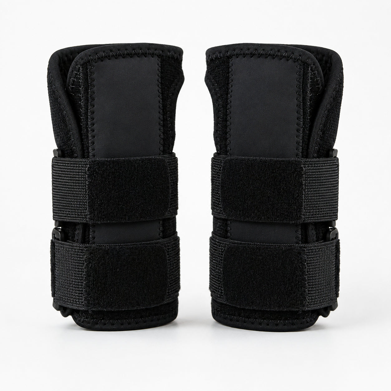Svart stabilt handledsbandage fram- och baksida med justerbara remmar.