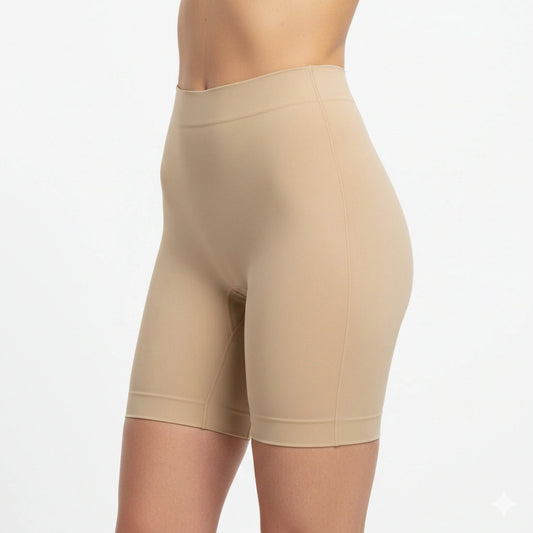 Formande shorts i hudfärgad ton med hög midja och slät passform, sedda från sidan mot vit bakgrund.