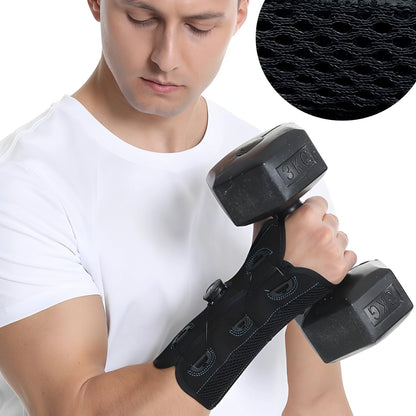 Person som tränar med tumstödet på