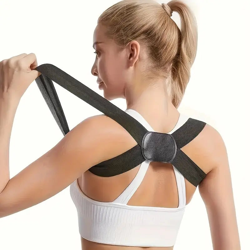 Person som bär ett justerbart ryggstöd som ger stöd för axlar och övre rygg