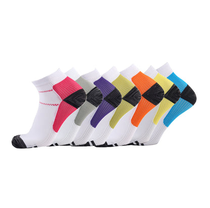 Flera ankelstrumpor med stödjande passform, visade sida vid sida i olika färgvarianter