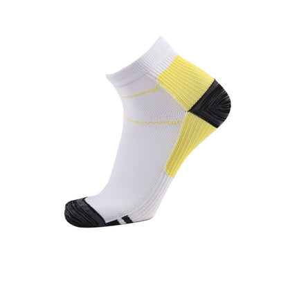 Vit ankelstrumpa med förstärkt stöd runt fotleden, visad från sidan med gula detaljer