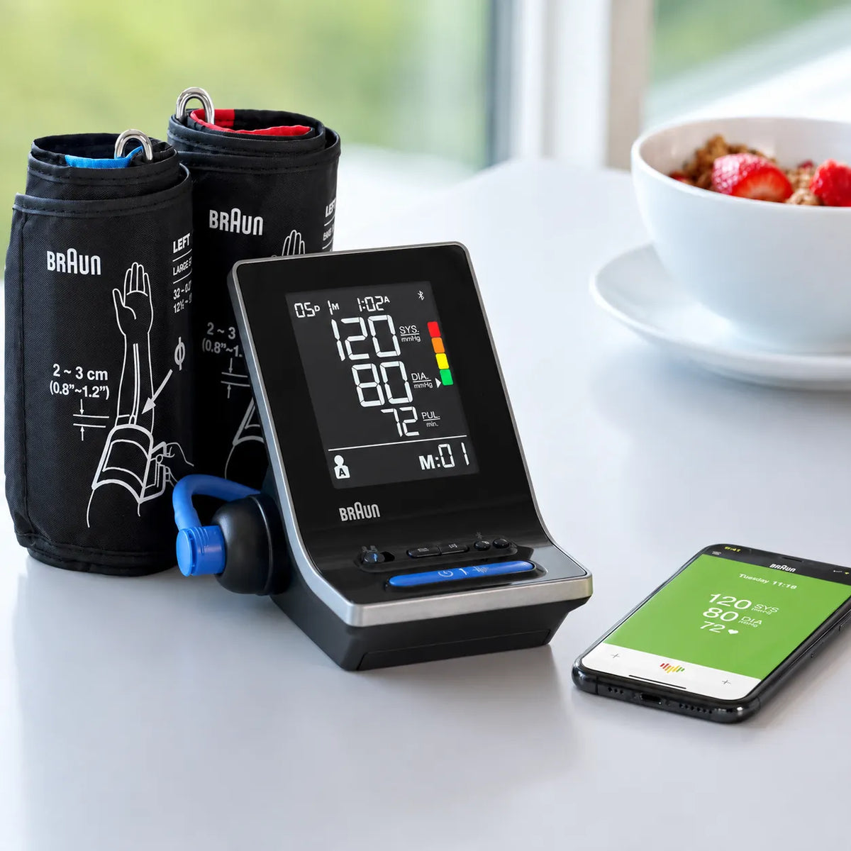 Braun ExactFit 5 Connect med två manschetter och ansluten smartphone.