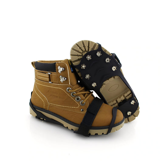 Skor med broddar som används vid promenad på isigt underlag