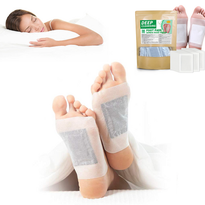 Person som sover med detox-fotplåster fästa under fotsulorna – paket med naturliga fotplåster visas i bakgrunden.