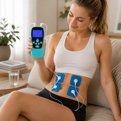 Person använder EMS massageapparat med fyra elektrodpads placerade på magen för elektrisk muskelstimulering.
