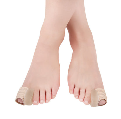 Enkel tåseparator för hallux valgus använd på båda fötterna.