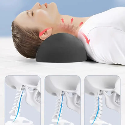 Person som vilar nacken på formad nackkudde