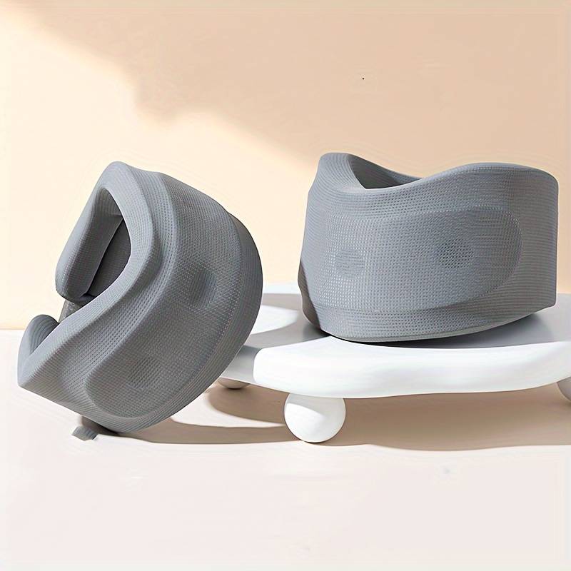 Ergonomiskt nackstöd i mjukt grått material