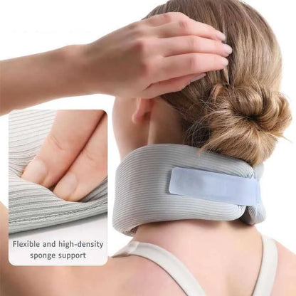 Kvinna bakifrån som justerar ergonomiskt nackstöd med kardborreband för stabilt och bekvämt stöd för nacke och hals.