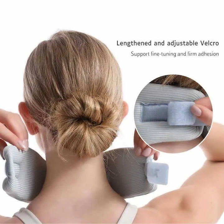 Kvinna som justerar ergonomiskt nackstöd bakifrån med justerbart kardborreband för individuellt stöd och stabilisering av nacke.