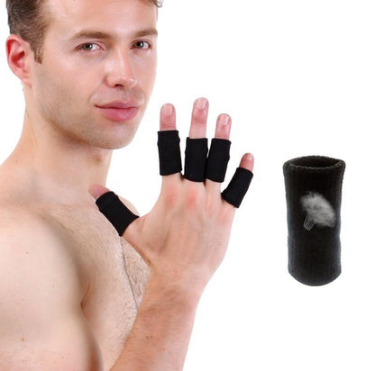 Man som bär svarta fingerkompressionshylsor på handen, med separat visning av en enskild hylsa.