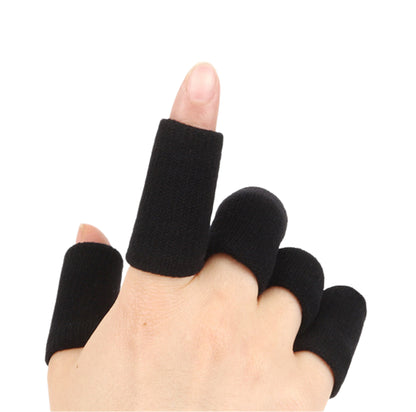 Hand med svarta fingerkompressionshylsor på flera fingrar, enskild hylsa tydligt visad.