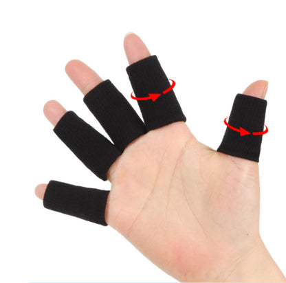 Hand med svarta fingerkompressionshylsor på flera fingrar, med pilar som visar kompression runt fingrarna.