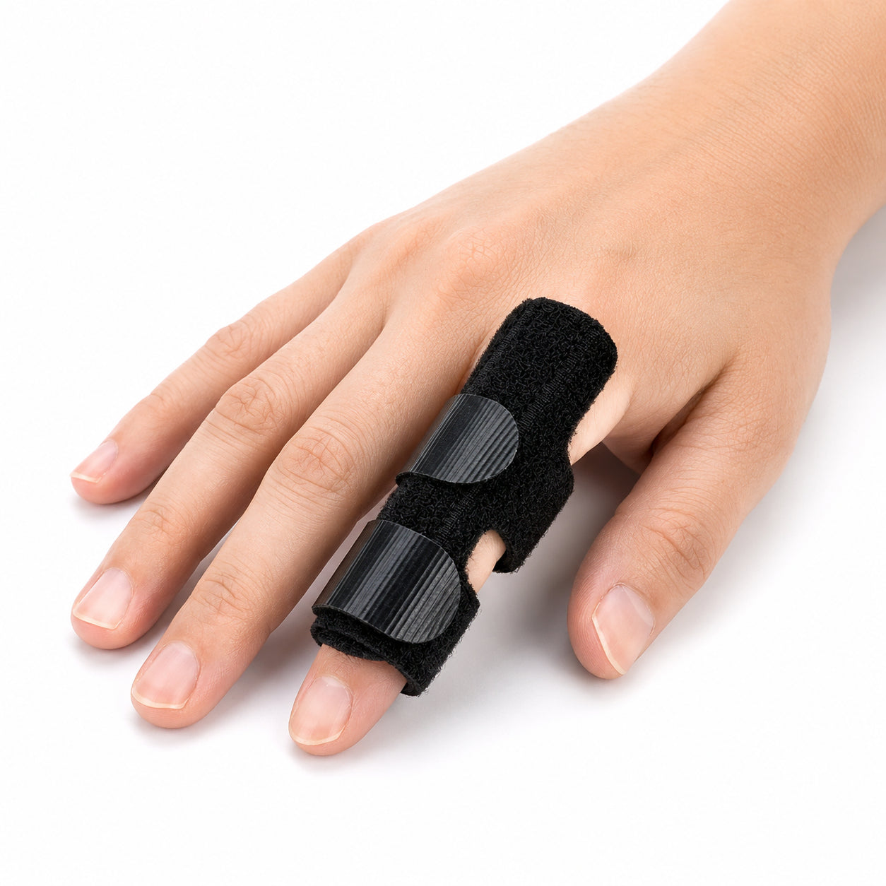 Justerbart fingerstöd med kardborreband och stabiliserande konstruktion runt fingret.