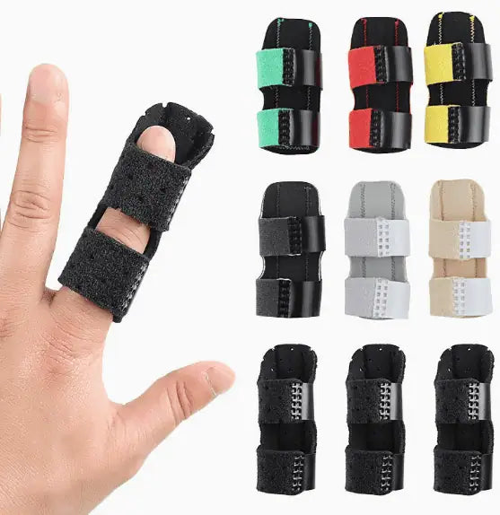 Justerbart fingerstöd med kardborreband visat på finger tillsammans med flera färgvarianter.