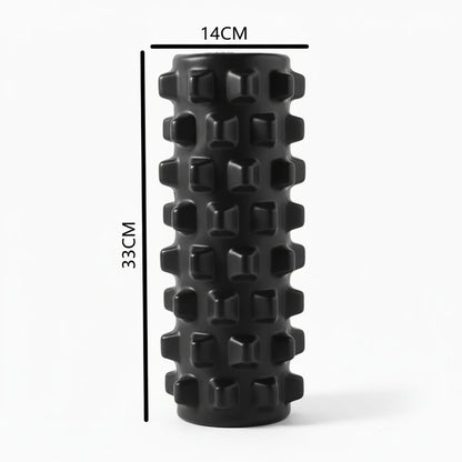 Foam roller i svart med måtten 33 cm längd och 14 cm diameter.