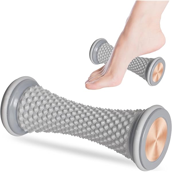 Fotmassagerulle med strukturmönster som stimulerar fotsulan. En fot rullas över massagerullen för att lindra trötthet, öka blodcirkulationen och minska stelhet.