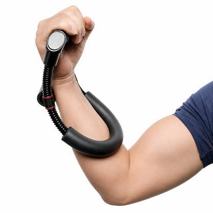 Person använder handledsträningsredskap för underarmsträning.