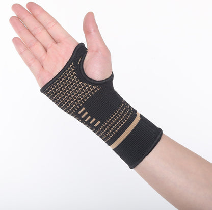 Handledsstöd med kompression som ger stabilt stöd runt handleden, visat på hand.