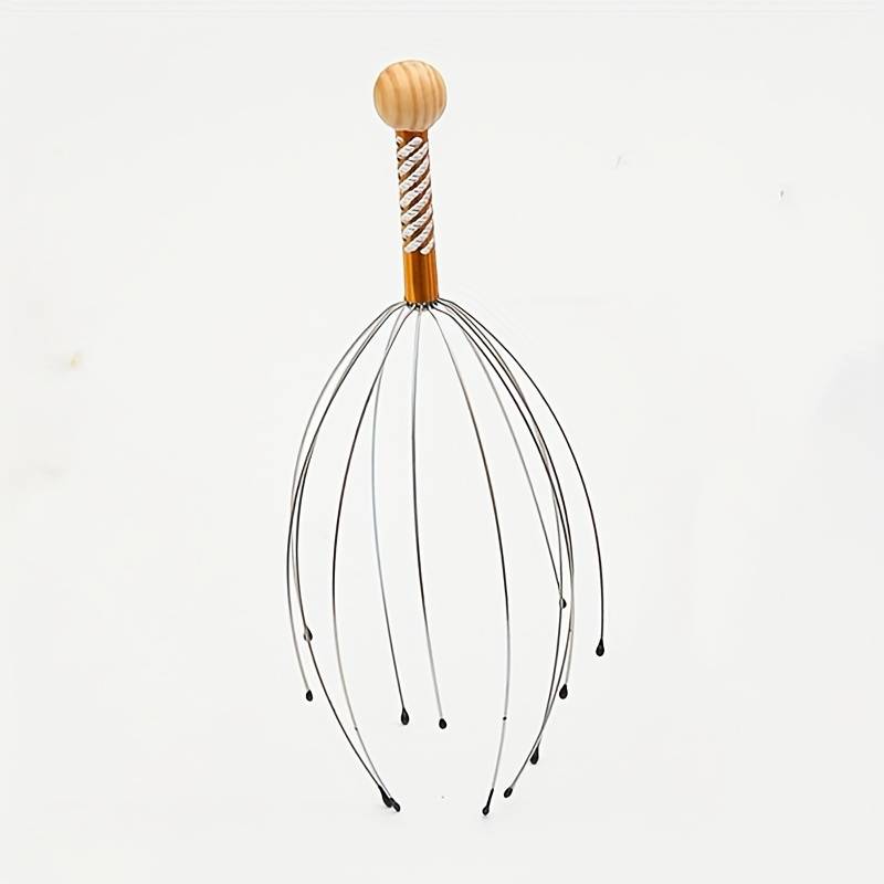 Hårbottenmassage med metallpinnar och trähandtag