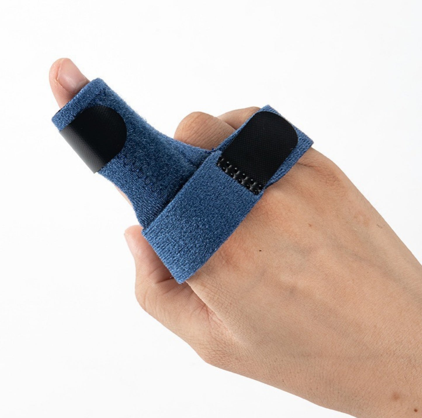 Justerbar fingerskena med aluminiumstöd som ger stabilisering av fingret, visad på hand.