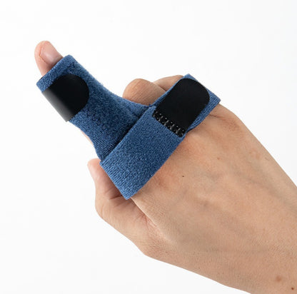 Justerbar fingerskena med aluminiumstöd som ger stabilisering av fingret, visad på hand.