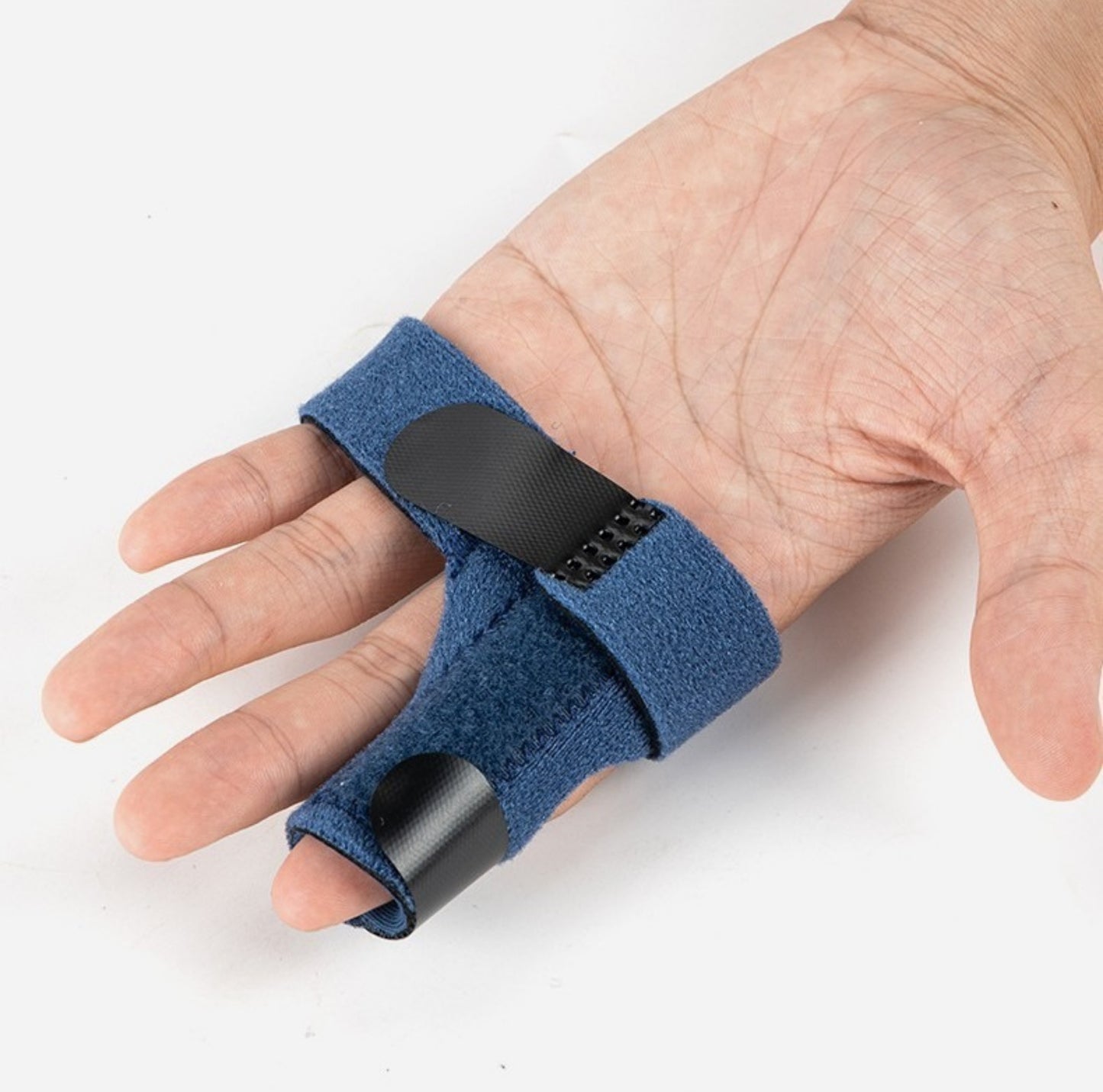 Justerbar fingerskena med aluminiumstöd som ger stabilisering av fingret, visad på hand.