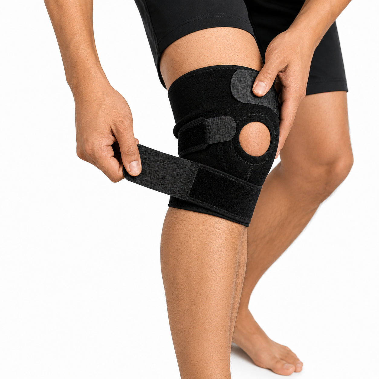 Justerbart knäskydd med patellaöppning och kompressionsrem som ger stabilt stöd och individuell passform.