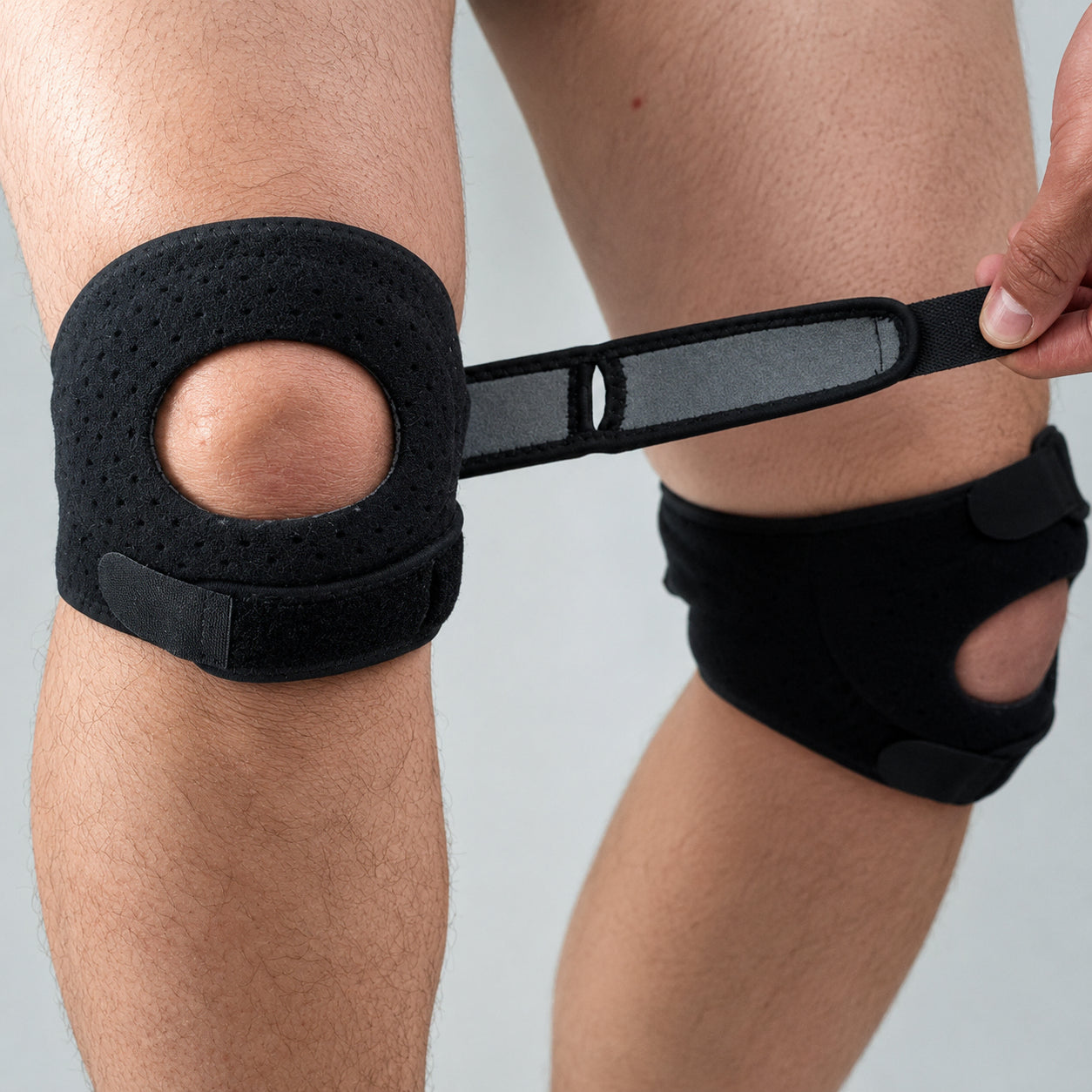 Justerbart knästöd med patellaöppning och stabiliserande rem för avlastning vid hopparknä och Schlatters knä.