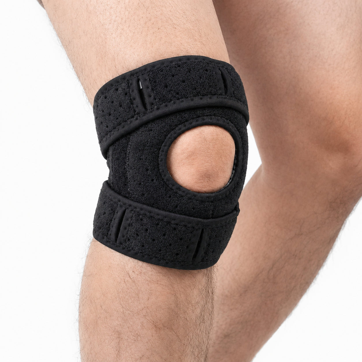 Knästöd med patellaöppning och justerbara remmar som ger stabilitet och avlastning för knäleden.