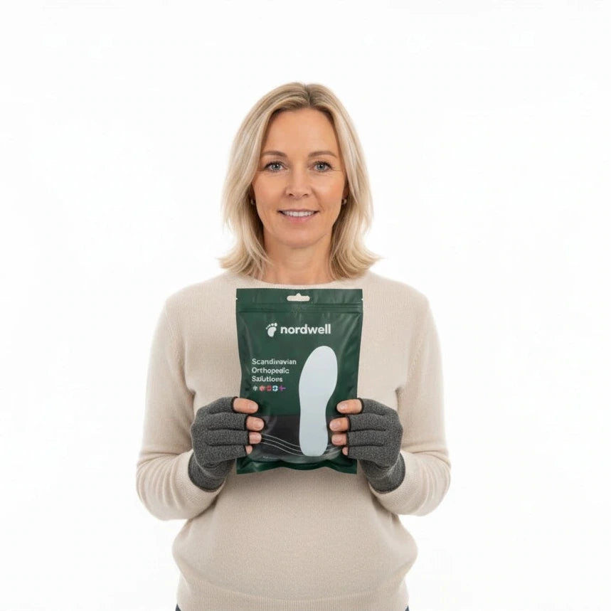 En kvinna som bär artrithandskar som lindrar stelhet och ledvärk i händerna från NordWell