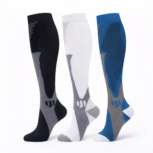 Tre par kompressionsstrumpor i olika färger