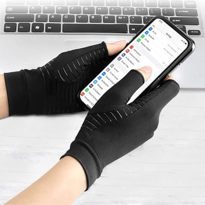 Kopparinfuserade handskar med öppna fingertoppar som används vid mobil och dator för bibehållen precision och grepp