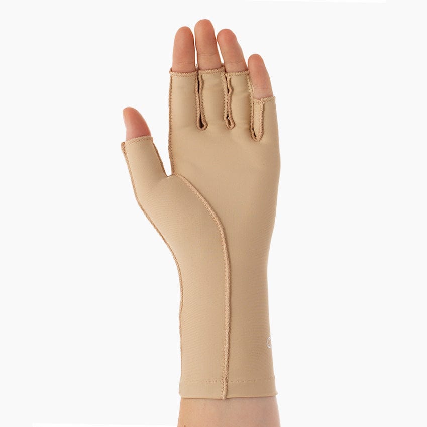 Utvändiga sömmar på kompressionshandske för minskat tryck