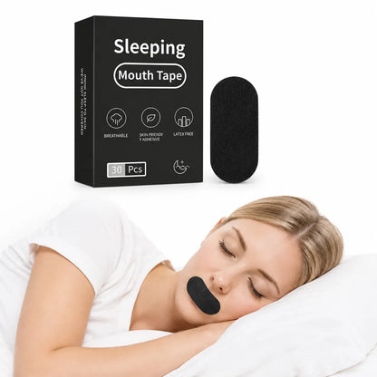 Kvinna som sover med svart mouth tape över munnen bredvid förpackning för Sleeping Mouth Tape.