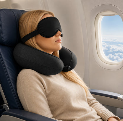 Nackkudde med ergonomiskt stöd och sovmask som ger komfort och avlastning under flygresor och längre resor.