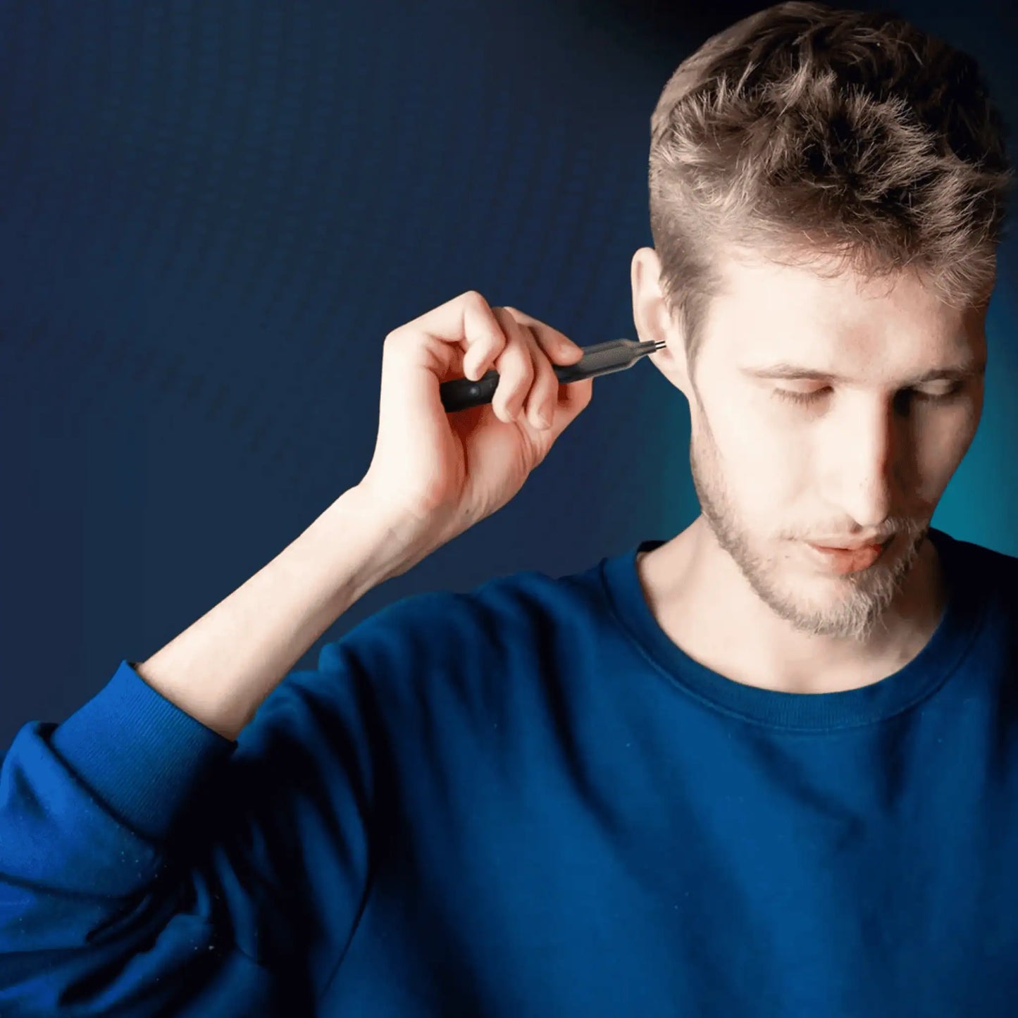 Person som använder öronpetare med kamera vid öronrengöring