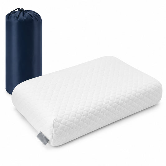 Ortopedisk minnesskumskudde med ergonomisk form och avtagbart överdrag, levererad med praktisk förvaringspåse.