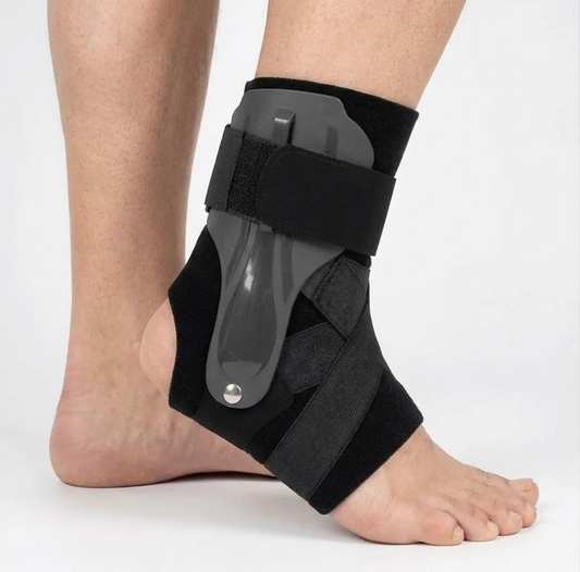 Ortopediskt fotledsstöd med justerbar skena på fot