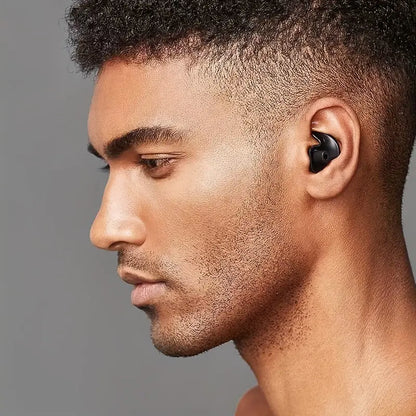 Man med silikon öronpropp insatt i örat för att visa passform och användning