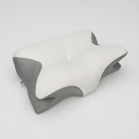 Video som visar kudden från olika vinklar och hur formen ger stöd för huvud och nacke