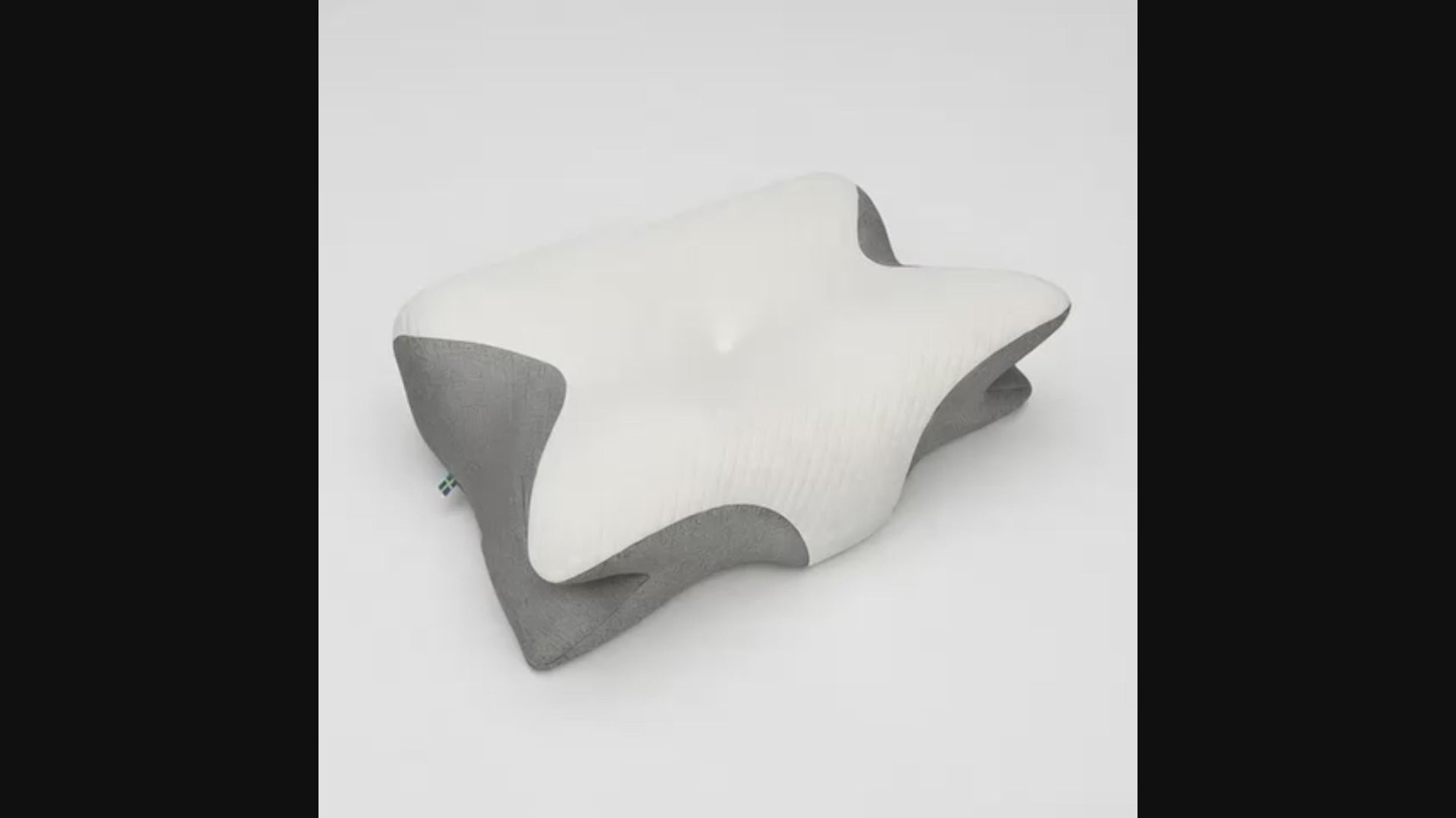 Video som visar kudden från olika vinklar och hur formen ger stöd för huvud och nacke