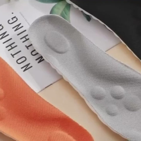 Närbild på stötdämpande sulor med flexibel och masserande yta