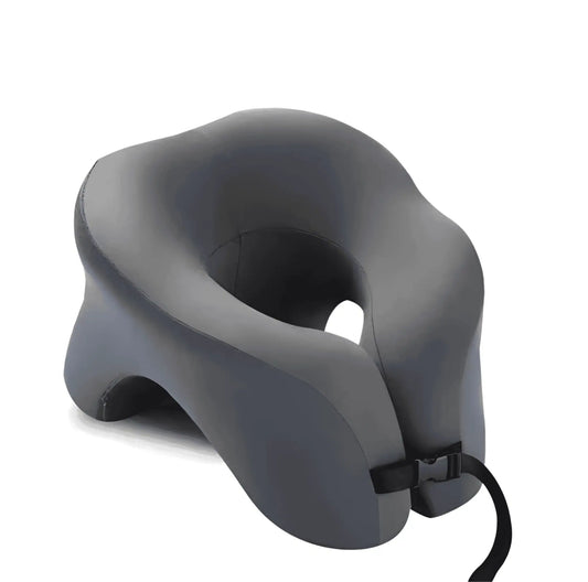 Resekudde med huvudstöd som ger stöd för nacke i sittande position