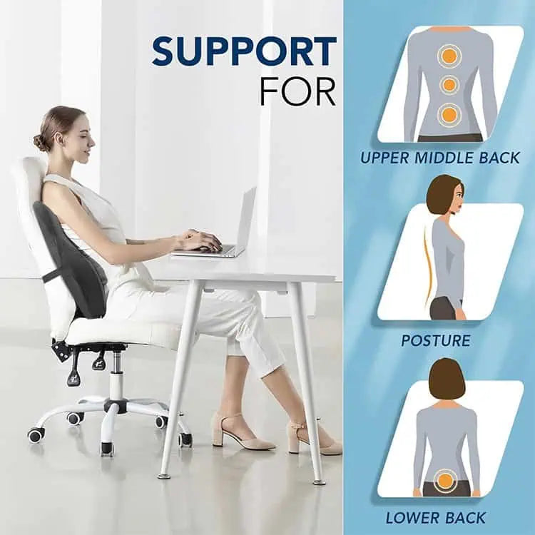 Person sitter vid skrivbord med ryggstödskudde som stöd för ryggen