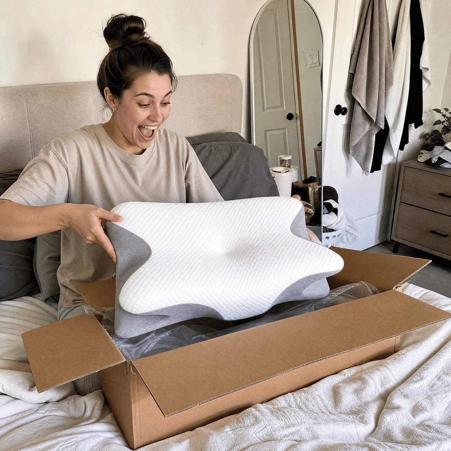 Kvinna som packar upp ergonomisk sovkudde med memory foam hemma i sovrummet