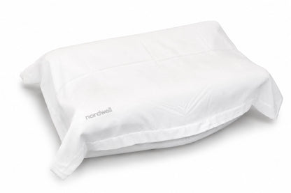 SleepEase örngott till ergonomisk kudde på vit studio bakgrund