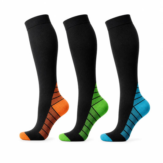 Tre par svarta sport stödstrumpor med orange, gröna och blå detaljer